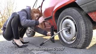 Lady Deflating drive Flat tire tyre Change | Frau fährt Polo mit platten Reifen