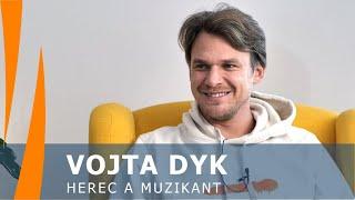 Odepíráme si schopnost vžít se do druhého. Herec a muzikant Vojta Dyk na Hausbotu Petra Horkého