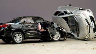 Toyota Corolla VS Toyota Yaris / Vitz Crash Test of Diecast Models - Slowmotion Cars Destruction