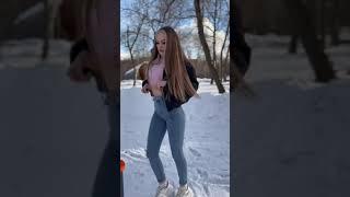 Rus güzeli kalça şovu tvörk mini etekli taytlı kızlar #liseliler #liselotte #shortvideo