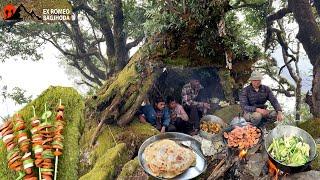 Build Mountain Survival Bushcraft Shelter Outdoor Camping Cooking Pork Sausage Mushroom Roti& Eating