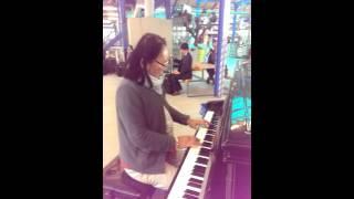 In Utrecht railway station waiting hall riffs  "Yi Jianmei piano"