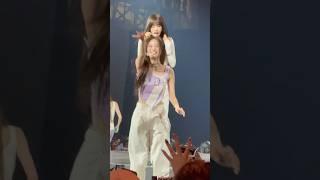 ニコニコでサインボールを投げるジミン #kcon #izna #JIMIN