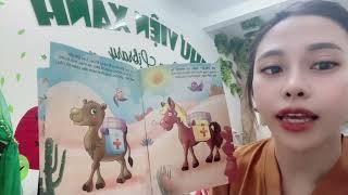 Kindergarten teacher tells the story of the camel and the horse