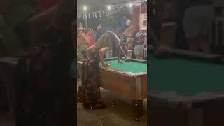 Bilardo Masasında Dans Ederken Yere Kapaklanan Kadın