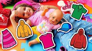 Giochi divertenti con i vestiti per le bambole. Scherzi per bambini. Video per i bambini piccoli