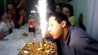EN CHIVILCOY,FABIAN MASTROLIA Y MARCELO ELIZALDE SOPLAN LA VELA(MUCHAS RISAS)