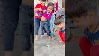 Kashvi ko mendak se dara rhe h 