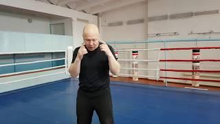 Уроки бокса 12. Как прыгать на скакалке. Передвижение по рингу. Комбинации ударов на мешках