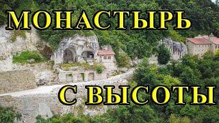 Лядовский скальный монастырь с высоты птичьего полёта.