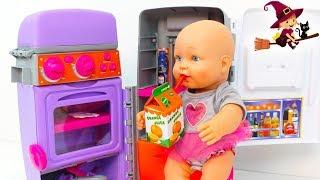 LA BEBE JUEGA con su COCINITA de juguetes PORTÁTIL ️