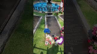 Exclusive: *RARE FOOTAGE* ELVIS PRESLEY'S  GRAVE IN GRACELAND TENNESSEE 