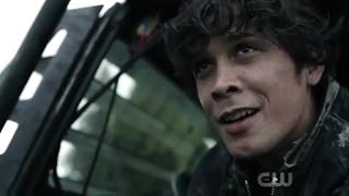 Bellarke: "Now do it!" + "Come on Clarke" + PROUD BOYFRIEND AND GIRLFRIEND SMILE (The 100: 04x06)