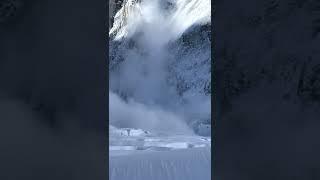 HUGE AVALANCHE comes down on climbers (Everest / Nuptse) 2022