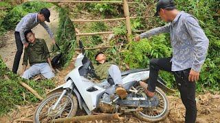Police officer Thuan was harmed by a chicken thief on his way home from work.