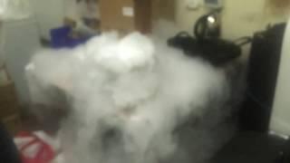 Сухой лед в горячую воду dry ice