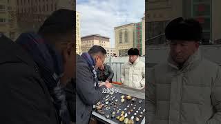 今天在巴扎上一个老阿达西的摊位上挑选了几块不错的料子，我们一起看看品质怎么样 #玉佩 #和田玉 #古玉收藏 #翡翠 #感情 #翡翠手鐲 #弘扬正能量