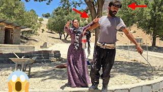 Tension between two young nomadic couples: Will Vali succeed in returning Ruqayh's gold?