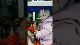 Милана катается на каруселиMilanа rides a carousel