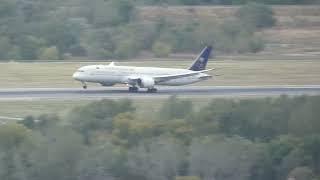 787-9 de saudia Airlines aterrizando en el aeropuerto de Madrid Barajas con viento cruzado.