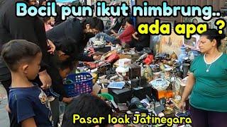 Pasar loak Jatinegara lapaknya mba Roma