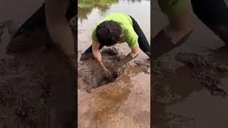 Cute Girl Catching Eel in Mud | Solo eel fishing in China #shorts [#1700]