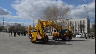 экскаваторы погрузчики ЧЛМЗ 310 поздоровались погрузчиками