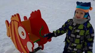 Зима, снег, карусель, горка, видео с прогулки./ Winter, snow, carousel, slide, walk video