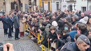 Felipe VI y Letizia saludan a los conquenses turistas en la Plaza Mayor