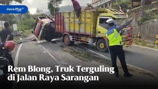 MAGETAN - Rem Blong, Truk Terguling di Jalan Raya Sarangan