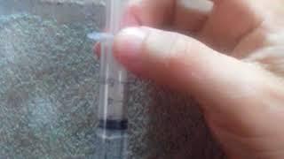 Vídeo jeringa 3 ml, ó 3 cc equivalen a una cuchara mediana.