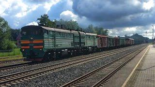 Locomotive 2TE10M-3422 with freight train passing station Koknese.