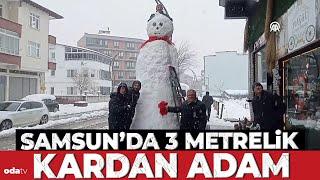 Samsun'da esnaf 3 metrelik kardan adam, gençler ise karla kaplı sokakta snowboard yaptı!