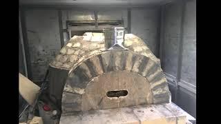 Дровяная пицца печь в фудрак. Wood-fired pizza oven in food truck