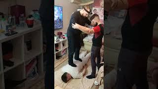 Ученики отрабатывают декомпрессионную правку спины на своем учителе Олеге Гудвине‼️;-) #массаж