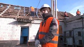 War in Ukraine: Volunteers repair houses damaged by Russian shelling