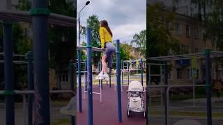 Спортивная мама выход на турнике #muscleup #shorts #sportsmom