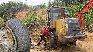 Auto repairer : Genius girl rescues a wheel loader with a broken tire