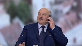 Лукашенко показал студентам свой мобильный телефон и набрал Эйсмонт!!!