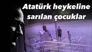 Atatürk heykeline sarılan çocuklar