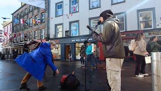 Artista di strada Italiano si esibisce a Galway in Irlanda