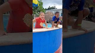 Los niños cuando no quieren salir de la piscina  #piscinas #piscina #viral #shorts #solimar