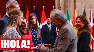 La espontaneidad de Serrat con los Reyes y Leonor y Sofía en la antesala de los Princesa de Asturias