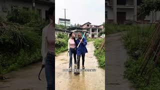 #乡村生活的忙碌与充实 下大雨还追着问老汉问题，摔得全身稀泥巴 #我的乡村生活