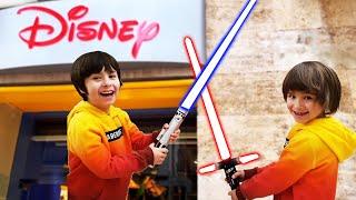 DANI y EVAN van a las REBAJAS de la tienda DISNEY y pillan un sable laser JEDI