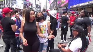 DOMINICAN GIRL YOUTUBER ARLENE MC TAKES PICTURES WITH FANS DOMINICAN PARADE 2021 NEW YORK