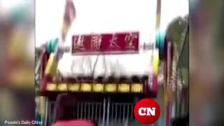 Девочка на аттракционе в Китае 18+