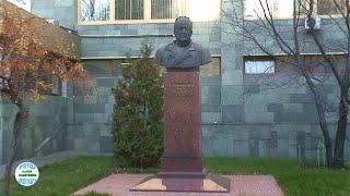 Monument to Boris Vasilyevich Petrovsky (1908 – 2004) (2 Abrikosovsky Lane) )