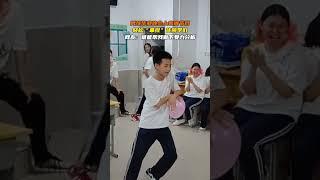 男生毕业晚会上表演“气球悬浮术”，轻轻一扶，惊呆全场！ #高手在民间 #校园生活 #毕业季