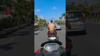 Contoh Bule Yang Mengungsi Ke Bali Karena Perang, Gak Pakai Baju dan Helm #bali #balivlog